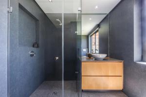 un bagno con lavandino e doccia in vetro di Glencoe 40 a Città del Capo