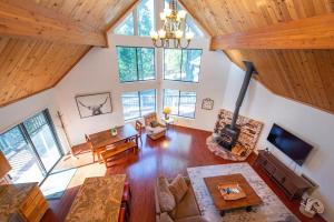 Posezení v ubytování Arnold A Frame Cabin with Hot Tub and Guest Suite