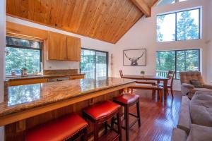 Kuchyň nebo kuchyňský kout v ubytování Arnold A Frame Cabin with Hot Tub and Guest Suite