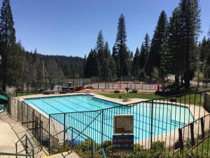 Bazén v ubytování Arnold A Frame Cabin with Hot Tub and Guest Suite nebo v jeho okolí