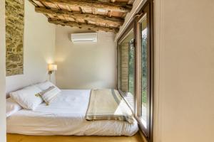 a bedroom with a bed and a window at La Pallissa - Can Bonet in Sant Martí Vell +23 photos