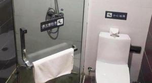 a bathroom with a toilet and a bath tub with a towel at 7 Days Inn Duyun Weng'an in Yung-yang +24 photos