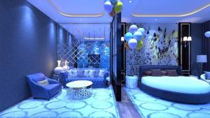 une chambre avec un lit et un lit et des ballons dans l'établissement Heaven, à Xuân Viên