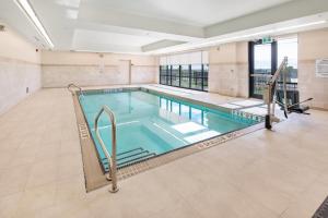 una gran piscina en un edificio en Comfort Inn & Suites, en Bradford