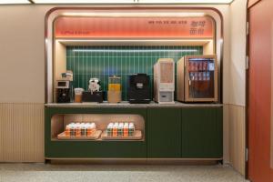 un distributeur de boissons dans un bâtiment avec dans l'établissement Taiyuan Yuehang Zhenhua Hotel, à Taiyuan