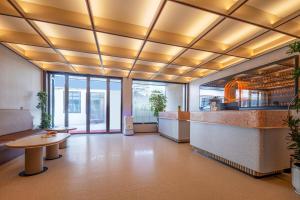 un hall d'un restaurant avec un comptoir et des tables dans l'établissement Taiyuan Yuehang Zhenhua Hotel, à Taiyuan