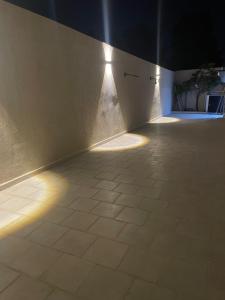 ein Raum mit einer Wand, die mit Fliesenboden und Lampen ausgestattet ist in der Unterkunft Studio Chic in Mahdia + 1 Foto