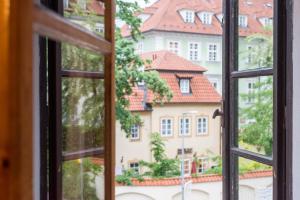 una ventana abierta con vistas a un edificio en Pension Dientzenhofer, en Praga