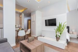 Televízia a/alebo spoločenská miestnosť v ubytovaní Oxygen Residence