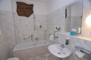 Koupelna v ubytování Hotel Sächsischer Hof in Scheibenberg + 7 fotografií