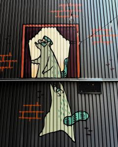 una pintura de una persona a un lado de un edificio en Union Hotel, en Toronto