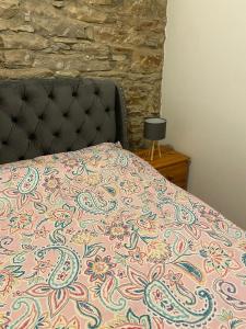 Ένα ή περισσότερα κρεβάτια σε δωμάτιο στο Village Stay In Annascaul at Aidos