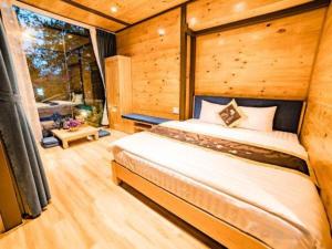 Giường trong phòng chung tại Dragon Dalat Hotel