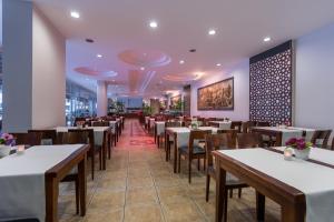ein Esszimmer voller Tische und Stühle in der Unterkunft Kemer Grand Viking Resort Hotel All-Inclusive in Kemer