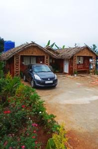 Bygningen som campingpladsen ligger i + 7 billeder