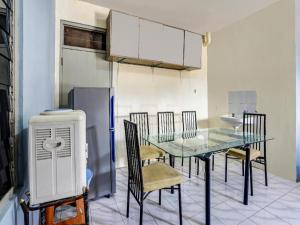 スラバヤにあるSPOT ON 90147 Gosepa Ambengan Plazaのダイニングルーム(テーブル、椅子、暖房付)