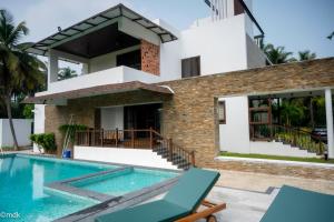 Πισίνα στο ή κοντά στο Pollachi Riverhouse, A CGH Earth Saha experience