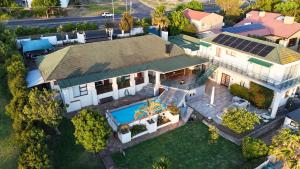 una vista aérea de una casa con paneles solares en el techo en Lily's Lodge, en Somerset West
