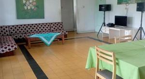 TV a/nebo společenská místnost v ubytování SURGA DIRGA RESORT + 33 fotografií