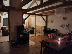 ein Wohnzimmer mit Tisch und ein Wohnzimmer mit Kamin in der Unterkunft Großzügige Ferienwohnung nahe Berlin in Nauen