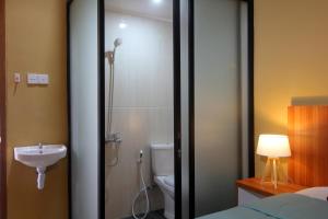 ein Badezimmer mit Dusche, Toilette und Waschbecken in der Unterkunft Family & Superior Hotel Malioboro-Yogyakarta in Sentool