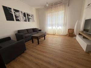 a living room with a couch and a television at Casa del Mare in Marotta