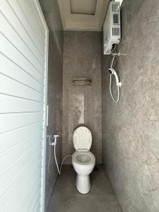 ein kleines Bad mit WC in einer Kabine in der Unterkunft Fan Family Bromo Homestay in Ngadisari