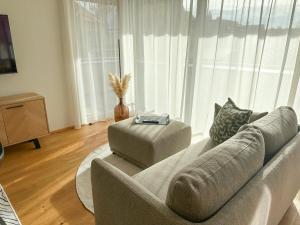 Χώρος καθιστικού στο "FOUR" - Premium Apartments Seekirchen, Stilvolle 3-Zimmer Wohnung mit Balkon
