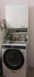 a kitchen with a washing machine in a kitchen at AECOspires CoWorkStel in Munich