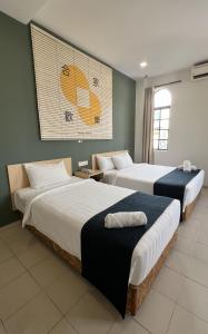 two beds in a hotel room with at Cojoy Hotel @ Chinatown in Kuala Lumpur +71 photos