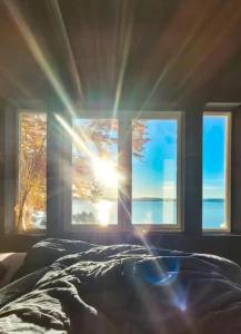 ein Schlafzimmer mit einem Bett und einem Fenster in der Unterkunft Lovely sea view in modern family house! in Steinkjer