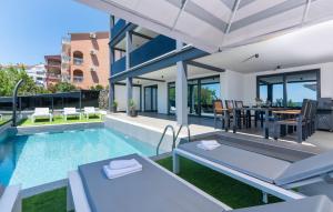 eine Außenterrasse mit einem Pool, einem Tisch und Stühlen in der Unterkunft Studio für 1 Personen und 6 Kinder in Crikvenica, Kvarner Bucht Crikvenica und Umgebung in Crikvenica