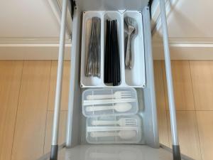 einen offenen Kühlschrank mit Küchenutensilien in der Unterkunft Grandioso OKINAWA VILLA ONNA 5A - Vacation STAY 97721 in Meta