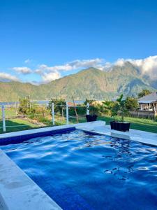 une piscine avec vue sur une montagne dans l'établissement Nadine Villa Kintamani with Natural Hot Spring, à Kubupenlokan
