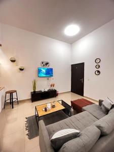 un salon avec un canapé et une table dans l'établissement Cozy studio AlJimi, à Al-Aïn 15 autres photos