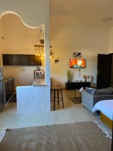 Il dispose d'une cuisine et d'un salon avec un canapé et une table. dans l'établissement Cozy studio AlJimi, à Al-Aïn