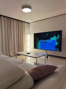 Televiisor ja/või meelelahutuskeskus majutusasutuses Stay Moonlight N201 Jinju Castle Jinyangho Park Yudeung Museum Jinju National University of Education Jinju Health University Gyeongnam National University Jinju Court