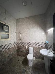 une salle de bains avec toilettes et lavabo dans l'établissement Cozy studio AlJimi, à Al-Aïn