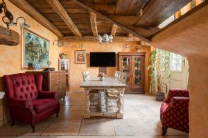 TV a/nebo společenská místnost v ubytování Dobrinja Residence Villas Lopar