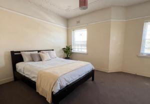 Кровать или кровати в номере Burwood central unit