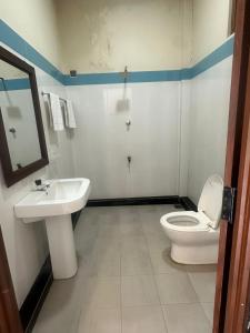 ein Badezimmer mit Toilette und Waschbecken in der Unterkunft OrientalResort Kekirawa in Kekirawa