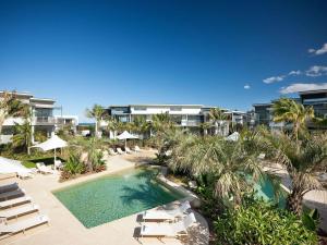 Bazén v ubytování Pullman Magenta Shores Resort nebo v jeho okolí