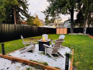 Imagen de la galería de Spacious 4 BD House with Fire-pit, Outdoor Theatre & More, en Langley