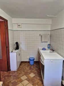 eine Küche mit Spüle und Arbeitsplatte in der Unterkunft Charmant studio centre village in Gréoux-les-Bains