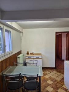 eine Küche mit Tisch und Stühlen in einem Zimmer in der Unterkunft Charmant studio centre village in Gréoux-les-Bains