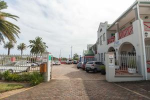 een straat met auto's geparkeerd op een parkeerplaats bij Cyprus Seas in Gqeberha