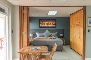 een slaapkamer met een bed en een tafel erin bij Cyprus Seas in Gqeberha