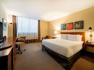 Postel nebo postele na pokoji v ubytování Pullman Sao Paulo Guarulhos Airport