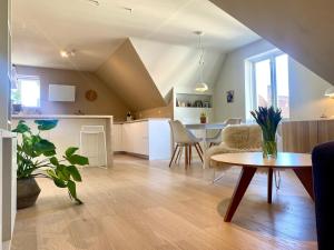 a kitchen and living room with a table and a dining room at Central Apartment Stavanger 2 Bedroom Sleeps 4 in Stavanger