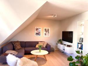 a living room with a couch and a tv at Central Apartment Stavanger 2 Bedroom Sleeps 4 in Stavanger